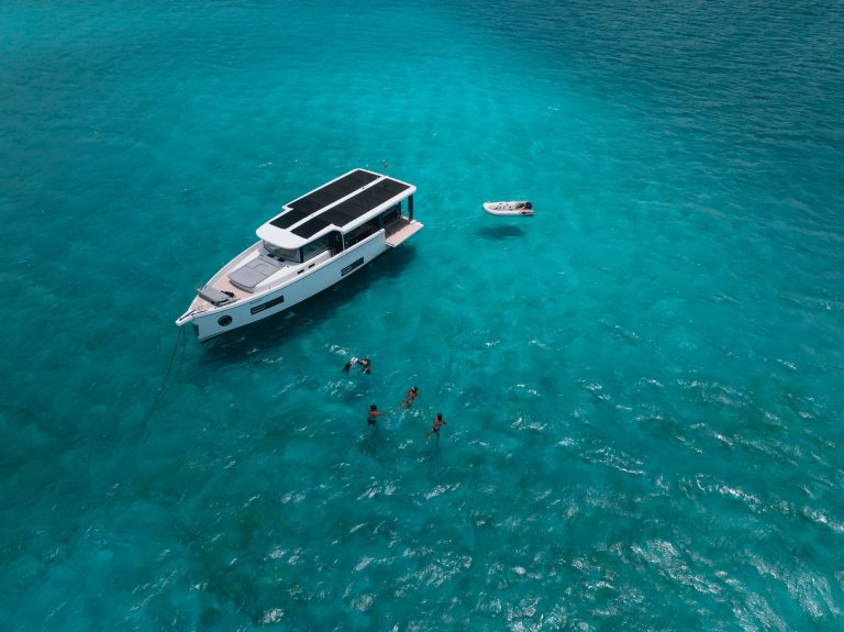 Beneteau et Fountaine Pajot s’allient pour développer les voiliers à propulsion électrique